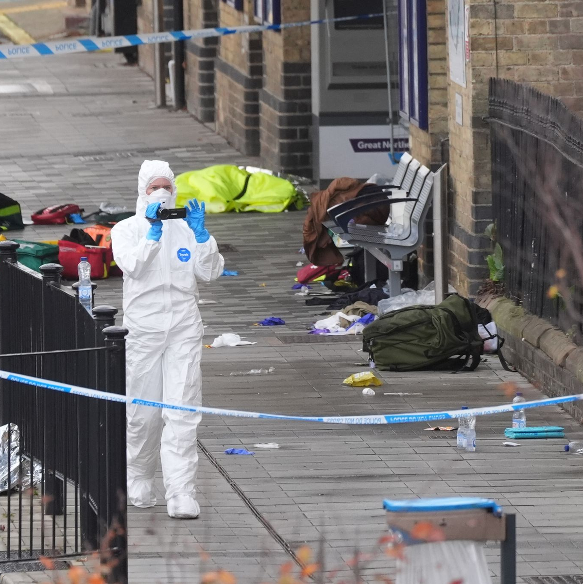 Zwei Menschen sind nach der Attacke in einem Zug weiter in Lebensgefahr.  - Foto: Joe Giddens/PA Wire/dpa