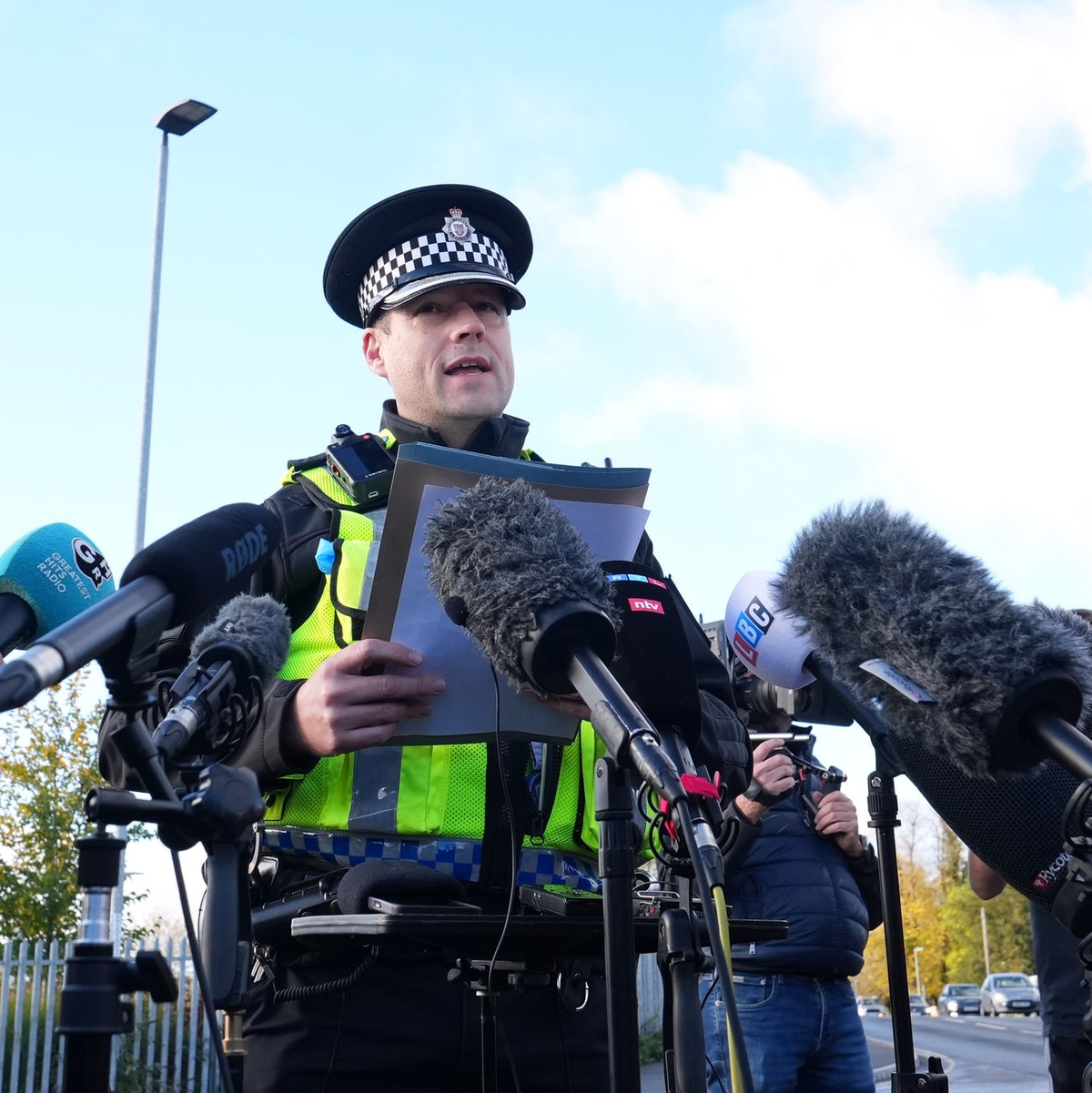 Superintendent John Loveless informiert über den neuen Ermittlungsstand. - Foto: Kirsty Wigglesworth/AP/dpa