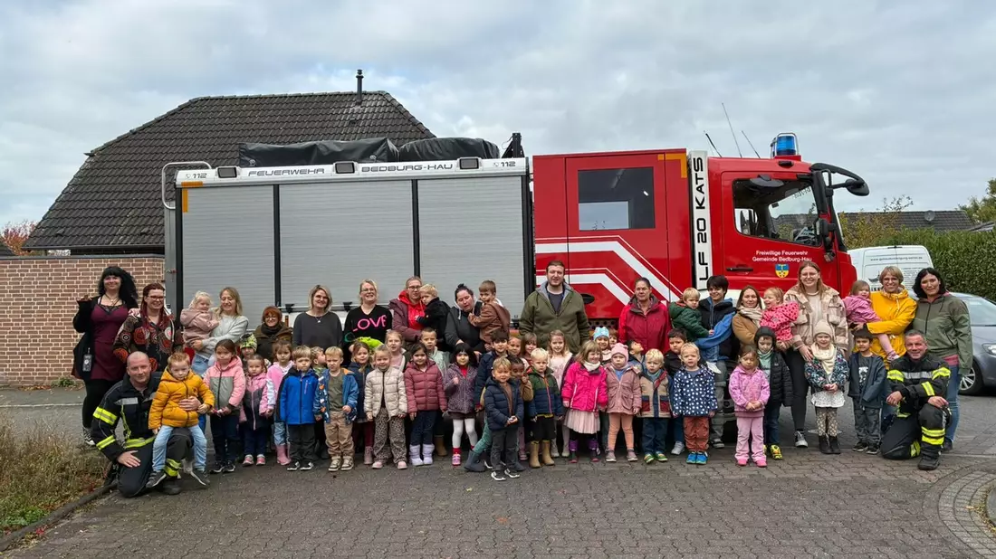 FW-KLE: Vorbeugender Brandschutz im Fokus: Freiwillige Feuerwehr Bedburg-Hau übt Evakuierung in Kita Lebensbaum - Bild: presseportal.de