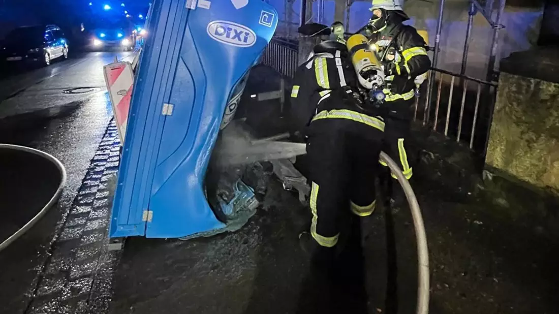 FW Hagen: Brand am Gebäude - brennt Baustellen WC - Bild: presseportal.de