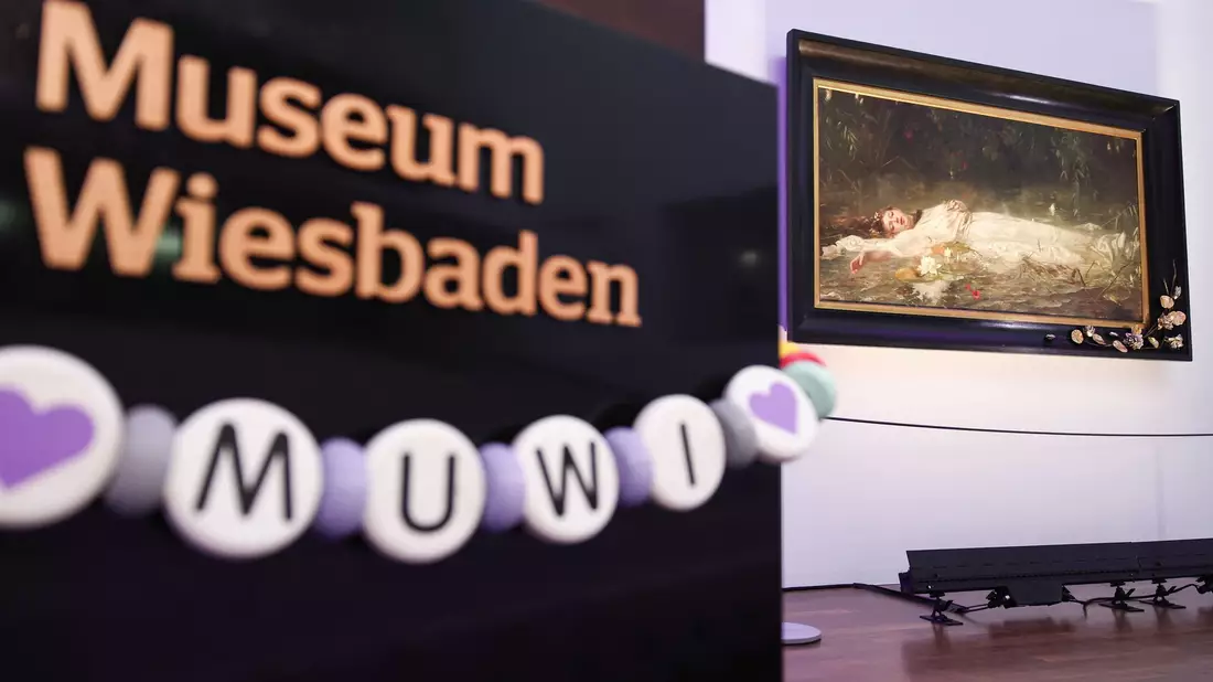 Rund 200 Swift-Fans sind am Sonntagnachmittag zur ersten Swift-Sonderveranstaltung ins Museum Wiesbaden gekommen. - Bild: Hannes P. Albert/dpa