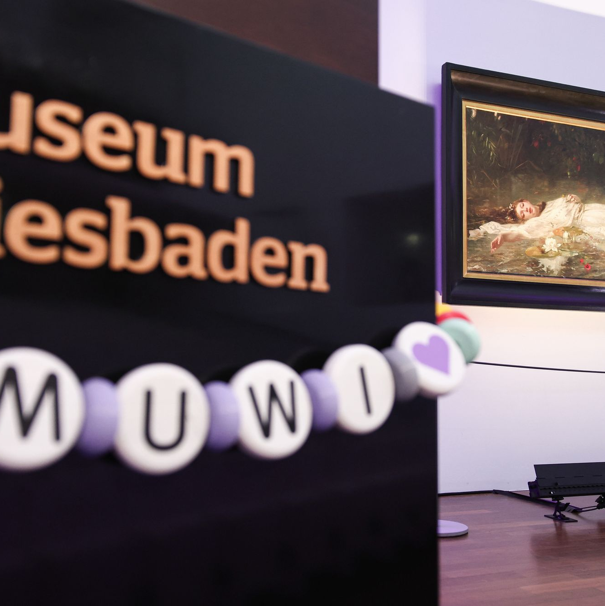 Rund 200 Swift-Fans sind am Sonntagnachmittag zur ersten Swift-Sonderveranstaltung ins Museum Wiesbaden gekommen. - Foto: Hannes P. Albert/dpa