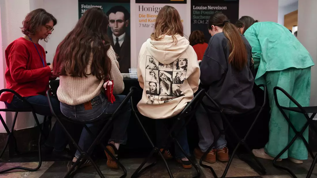 Im Foyer des Museums läuft Popmusik, während Fans Freundschaftsbändchen knüpfen. - Bild: Hannes P. Albert/dpa