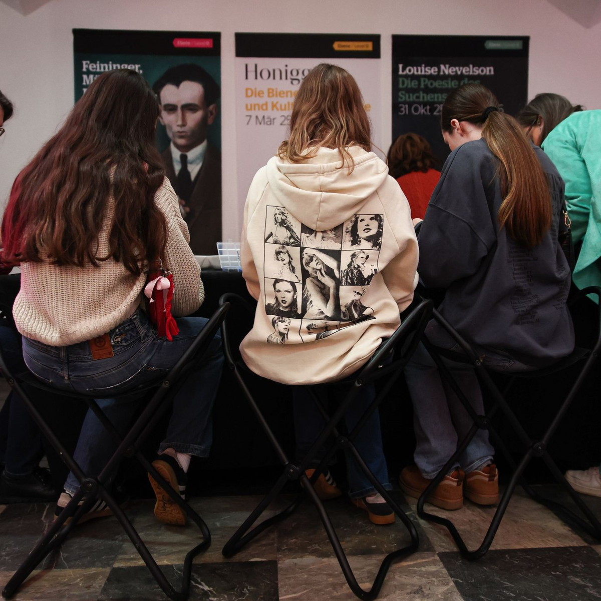 Im Foyer des Museums läuft Popmusik, während Fans Freundschaftsbändchen knüpfen. - Foto: Hannes P. Albert/dpa
