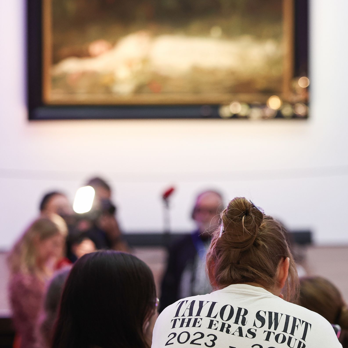 Das Gemälde von Friedrich Heyser wurde zwischenzeitlich umgehängt, um dem Ansturm der Swift-Fans gerecht zu werden.  - Foto: Hannes P. Albert/dpa