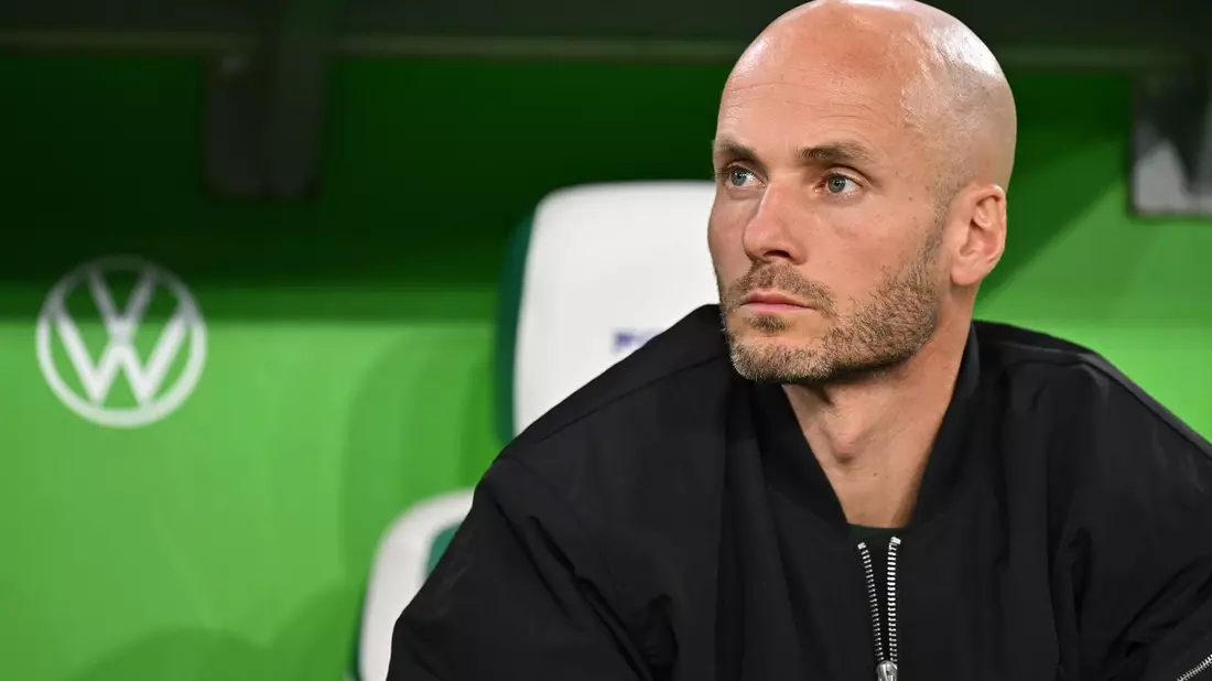 Wolfsburgs Trainer Paul Simonis konnte mit seinem Team erneut nicht daheim gewinnen. - Bild: Swen Pförtner/dpa