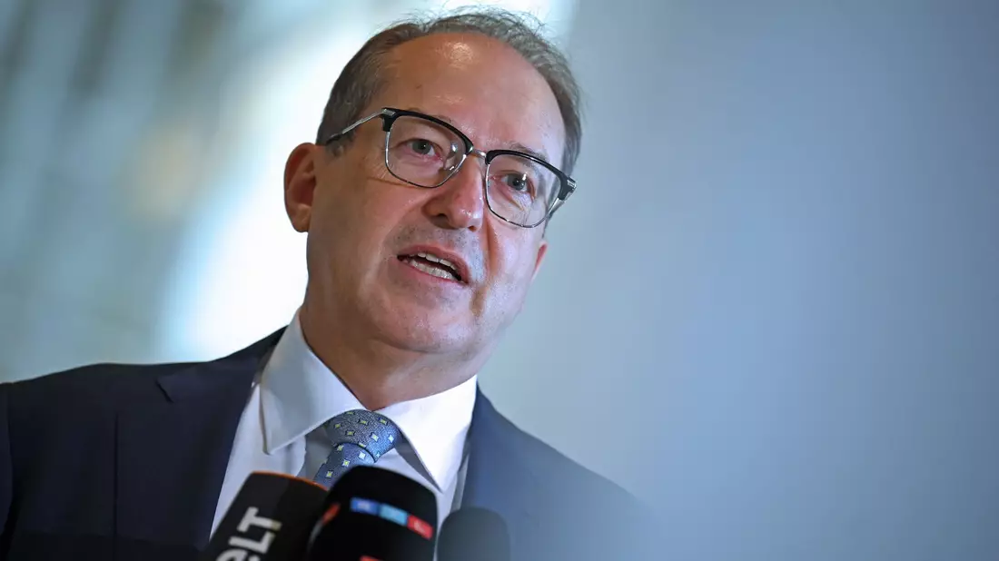 Innenminister Alexander Dobrindt warnt vor einer abstrakten Terrorgefahr. (Archivbild) - Bild: Helena Dolderer/dpa