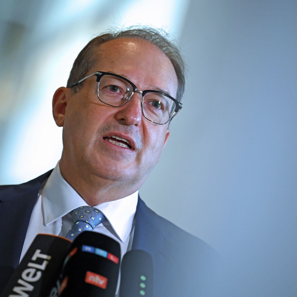 Innenminister Dobrindt will mehr Abschiebungen nach Syrien. (Archivbild) - Foto: Helena Dolderer/dpa