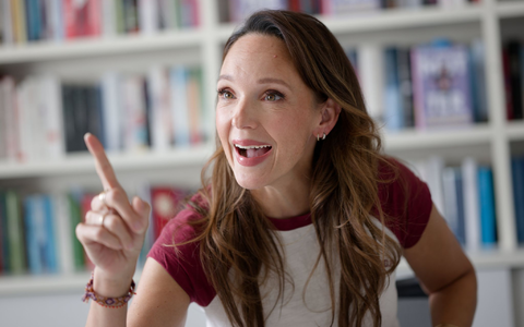 Das Kind von Carolin Kebekus hat an seinem ersten Geburtstag auf eine Kerze gehauen.  - Foto: Henning Kaiser/dpa