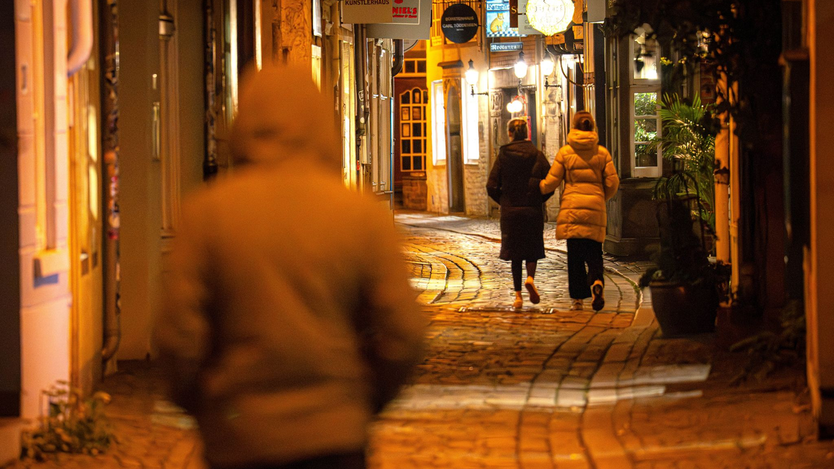 In Deutschland wird wieder über das Sicherheitsgefühl von Frauen diskutiert. - Foto: Sina Schuldt/dpa