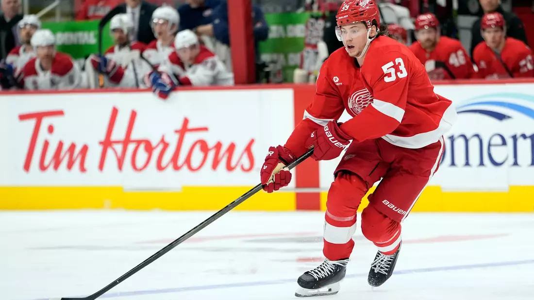 NHL-Star-Verteidiger Moritz Seider erwartet die beste deutsche Eishockey-Nationalmannschaft überhaupt bei Olympia - Bild: Carlos Osorio/AP/dpa