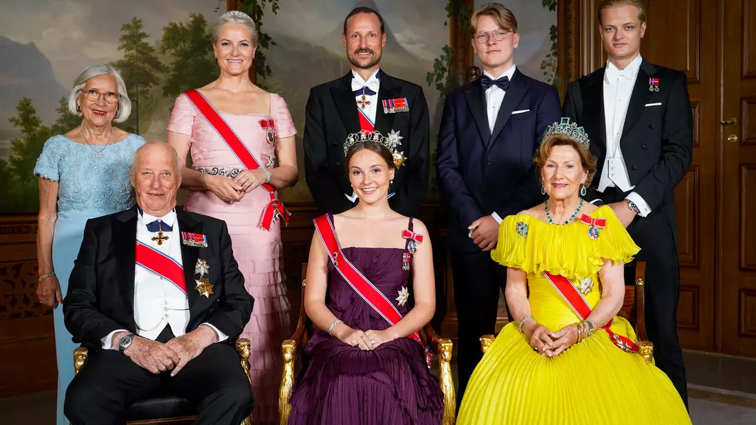 Auf dem Familienfoto zum 18. Geburtstag von Ingrid Alexandra aus dem Jahr 2022 ist hinten rechts auch Marius Borg Høiby zu sehen. (Archivbild) - Bild: Lise Åserud/NTB/dpa