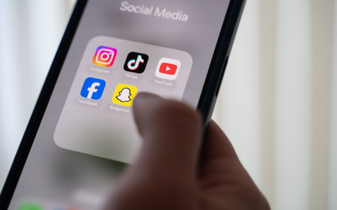 Über Politik informieren sich Viele inzwischen auch oder ausschließlich auf Social Media. (Illustration) - Foto: Alicia Windzio/dpa