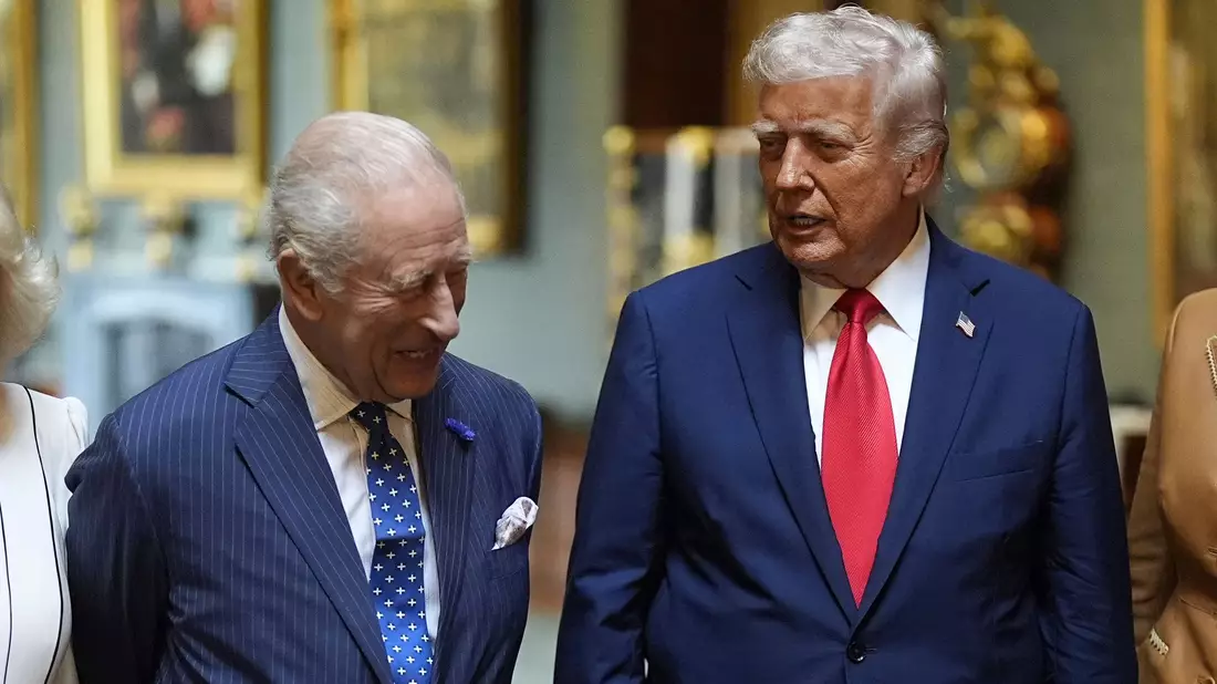 Trump (r.) ist eine enge Beziehung zum britischen König wichtig.  - Bild: Aaron Chown/PA Pool/AP/dpa