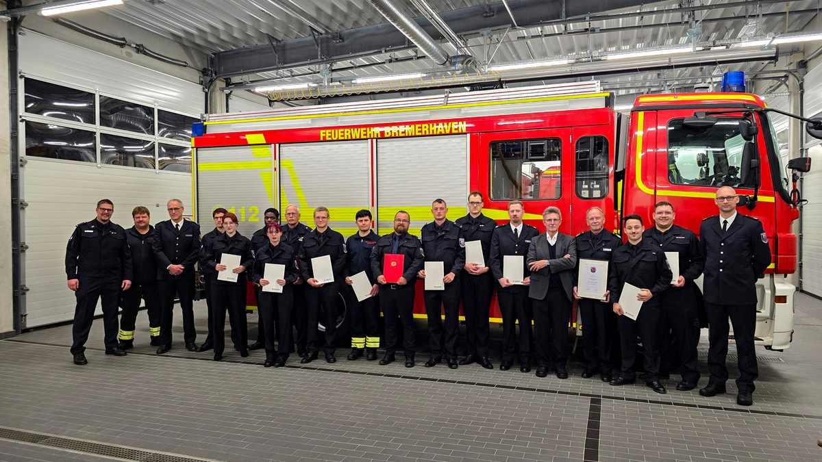 FW Bremerhaven: Beförderungen und Ehrungen bei den Freiwilligen Feuerwehren in Bremerhaven - Foto: presseportal.de