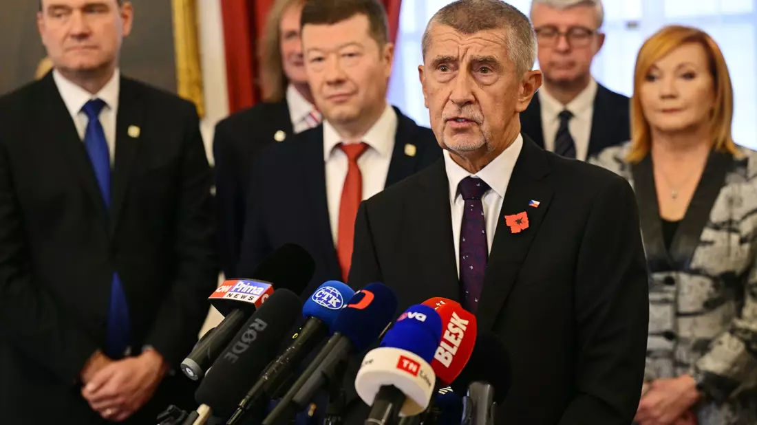 Andrej Babis (M), tschechischer Milliardär und Gründer der Partei ANO, stellt mit den Vorsitzenden der ultrarechten Freiheit und direkte Demokratie (SPD) und der Autofahrerpartei Motoristen einen Koalitionsvertrag vor. - Bild: Šimánek Vít/CTK/dpa