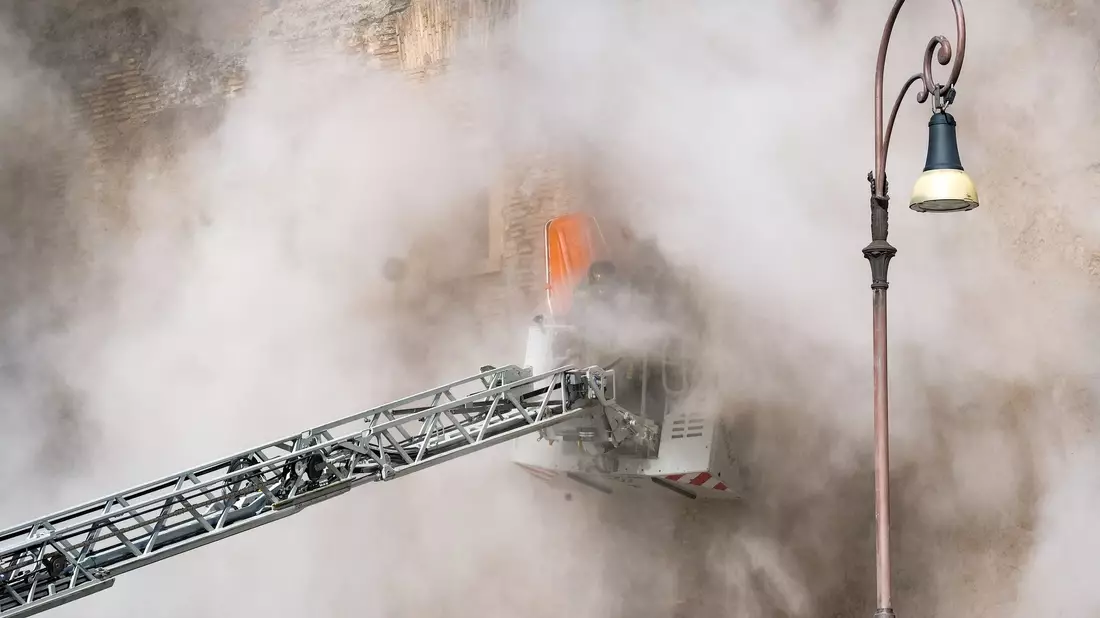 Das historische Bauwerk im Stadtzentrum wurde zum Zeitpunkt des Unglücks renoviert. - Bild: Mauro Scrobogna/LaPresse via ZUMA Press/dpa