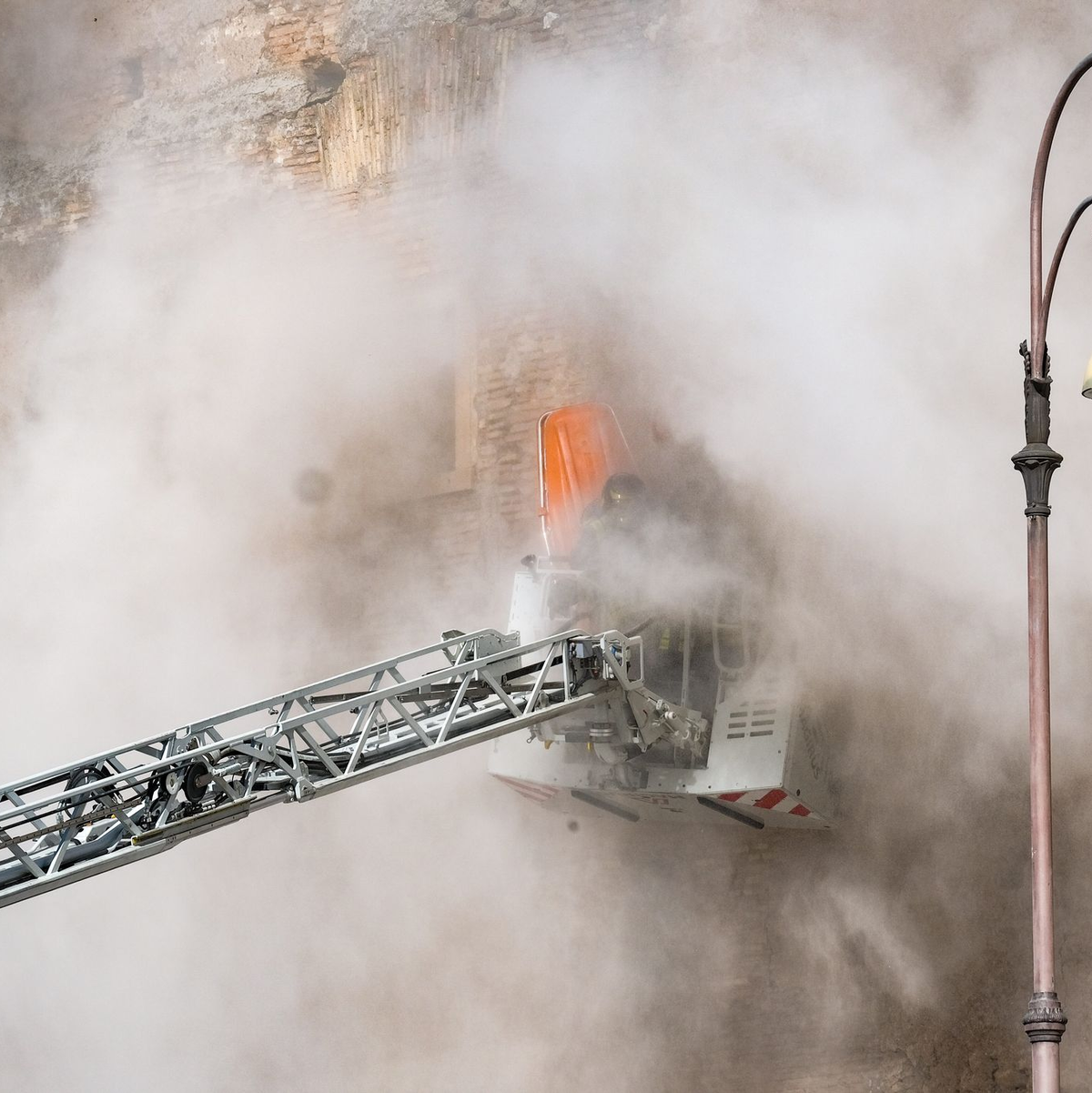 Das historische Bauwerk im Stadtzentrum wurde zum Zeitpunkt des Unglücks renoviert. - Foto: Mauro Scrobogna/LaPresse via ZUMA Press/dpa