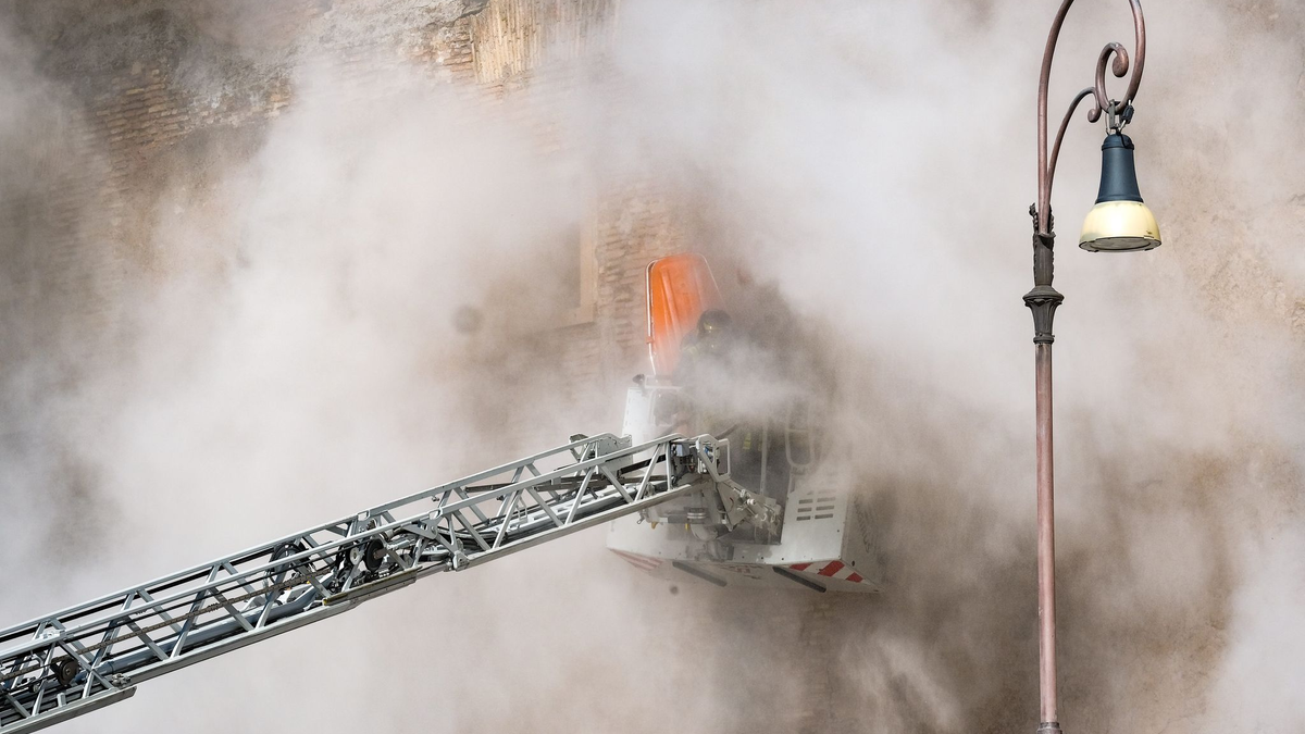 Mindestens ein Arbeiter wurde verletzt. - Foto: Mauro Scrobogna/LaPresse via ZUMA Press/dpa
