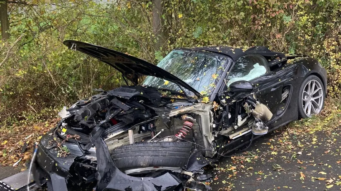 POL-COE: Nordkirchen, K2/ Porsche prallt gegen Baum - Bild: presseportal.de