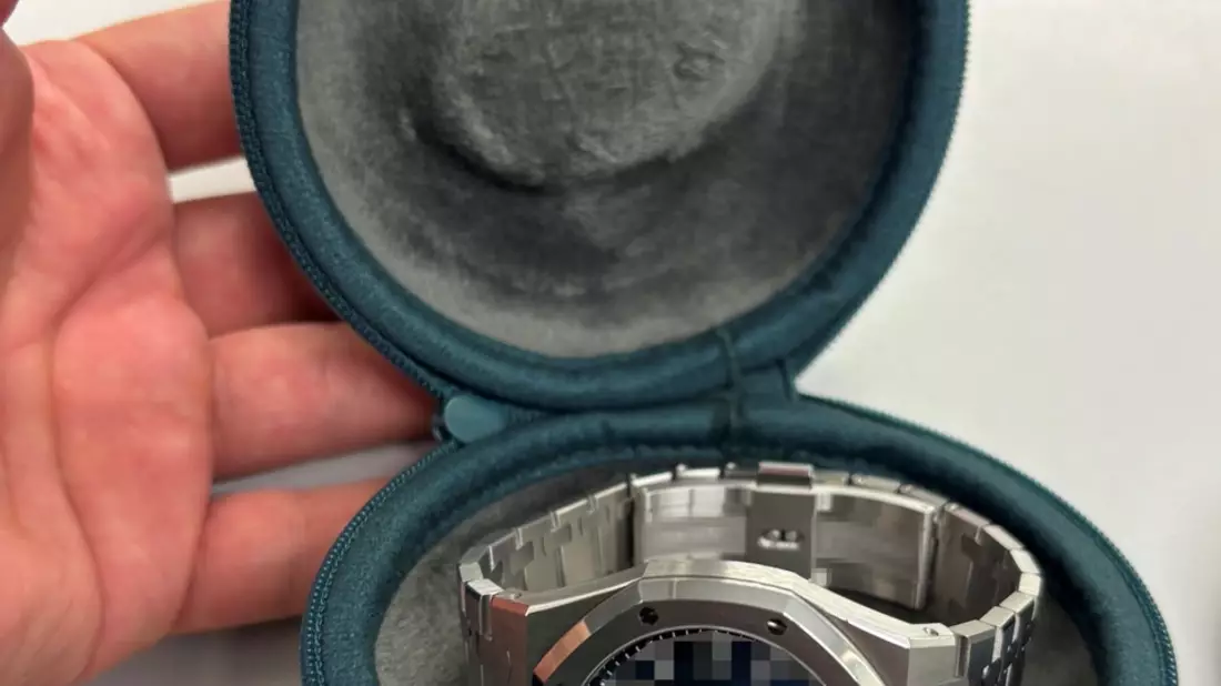 HZA-S: Zoll stoppt Schmuggel teurer Uhr - Bild: presseportal.de