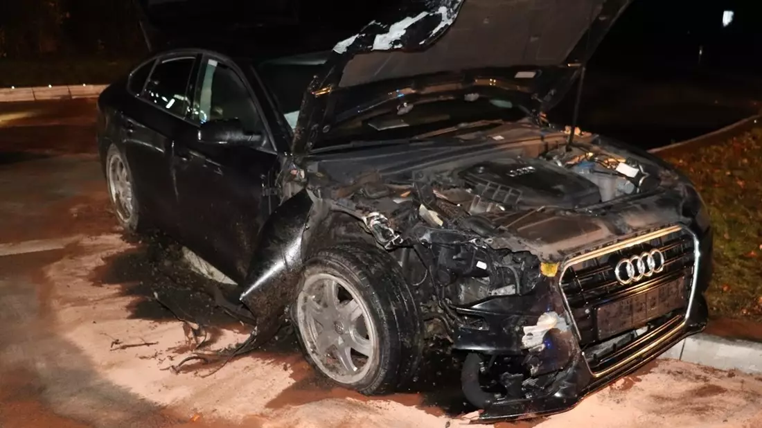 POL-HX: Pkw überfährt Kreisverkehr - Fahrer verletzt sich leicht - Bild: presseportal.de