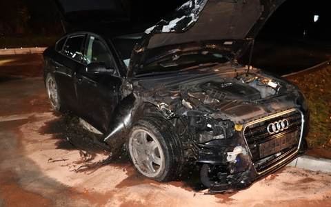 POL-HX: Pkw überfährt Kreisverkehr - Fahrer verletzt sich leicht - Foto: presseportal.de