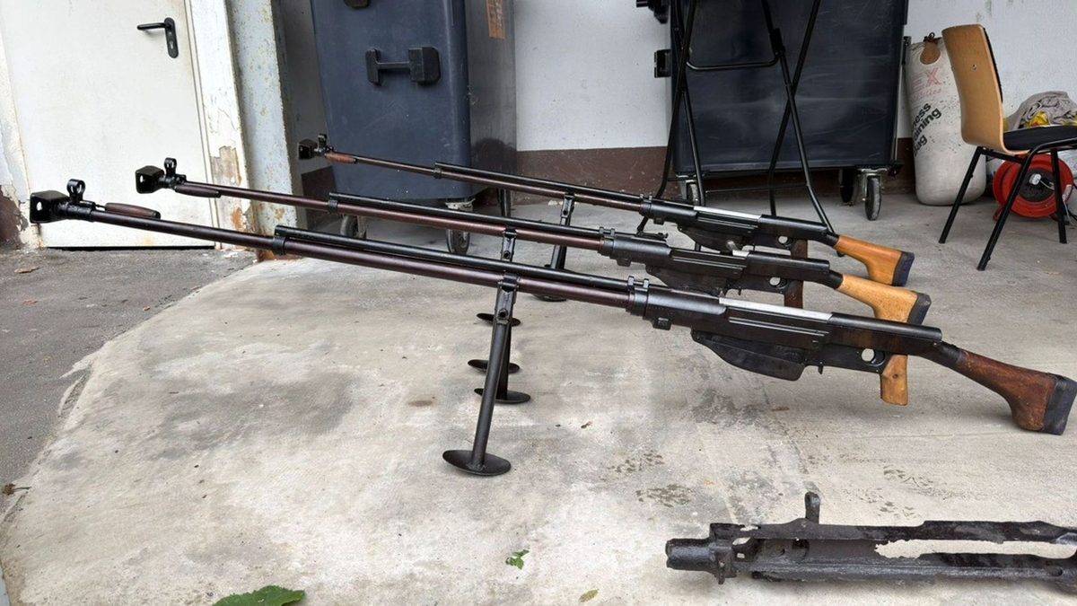 Maschinengewehre wurden sichergestellt.  - Foto: Polizei Wuppertal/dpa