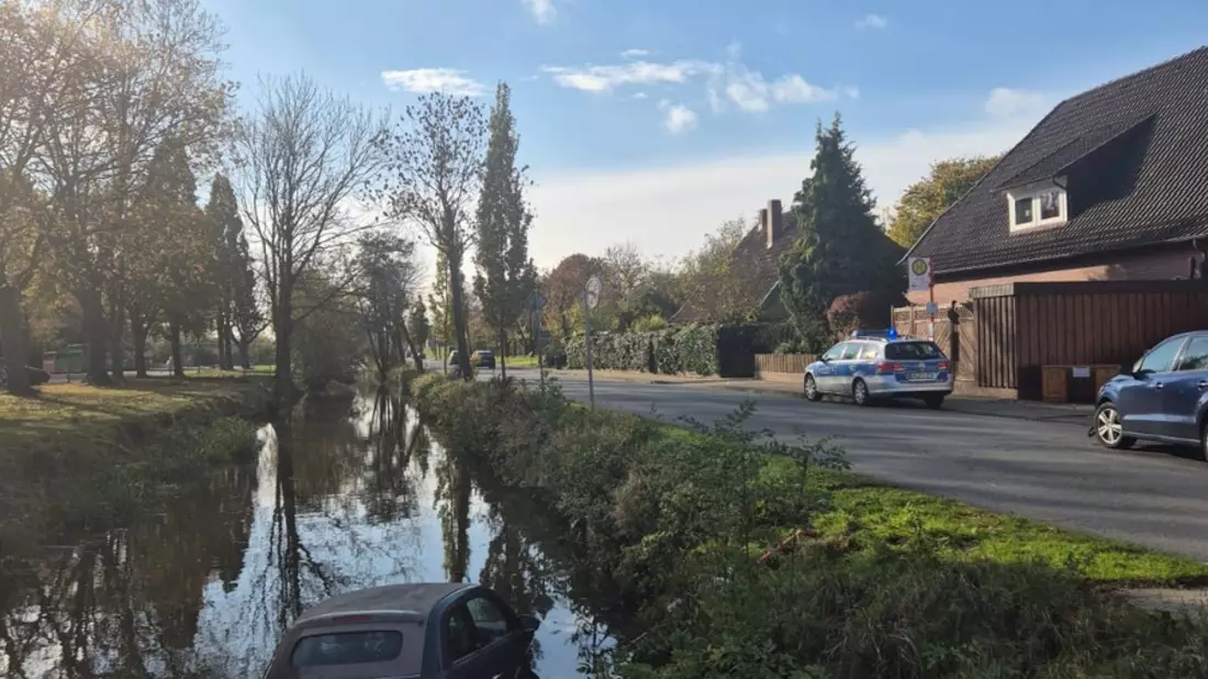 POL-STD: 81-jährige Autofahrerin landet im Alten Land im Fleth - Fahrerin mit Hilfe von Anwohnern gerettet, Unbekannte brechen Baucontainer in Wohlerst auf und entwenden Werkzeuge, Maschinen und Diesel - Bild: presseportal.de