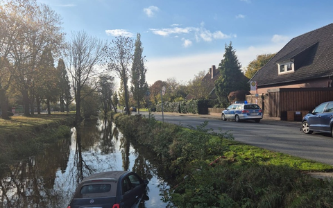 POL-STD: 81-jährige Autofahrerin landet im Alten Land im Fleth - Fahrerin mit Hilfe von Anwohnern gerettet, Unbekannte brechen Baucontainer in Wohlerst auf und entwenden Werkzeuge, Maschinen und Diesel - Foto: presseportal.de