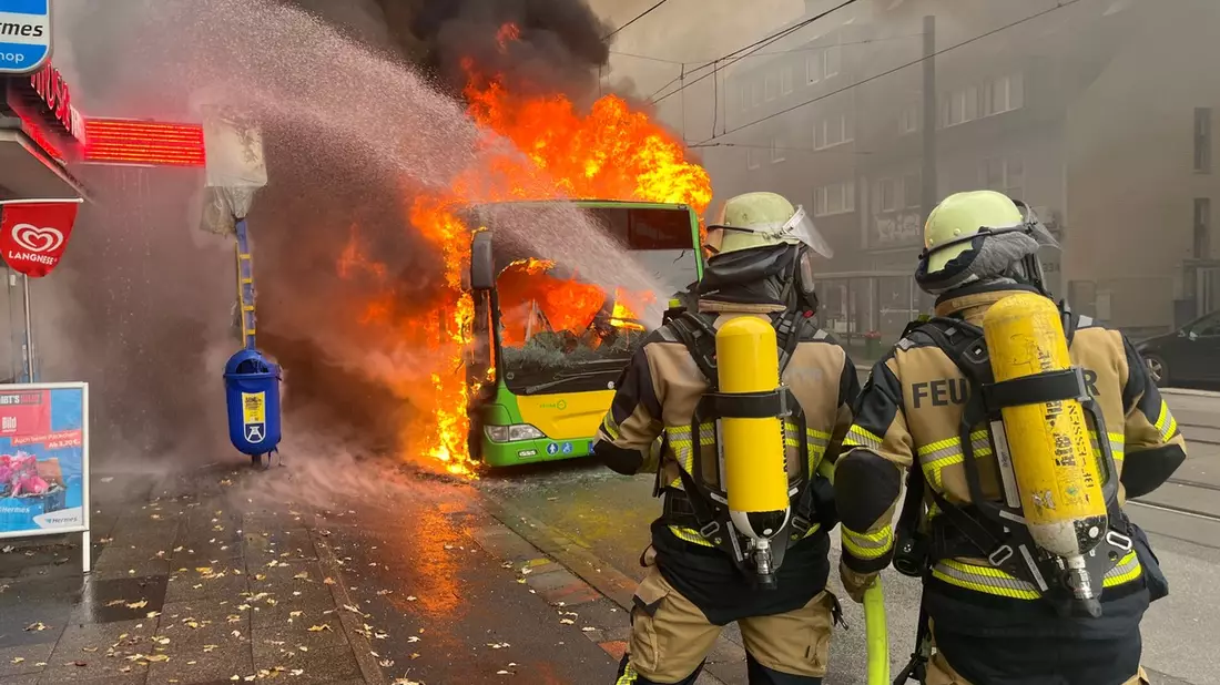 FW-E: Linienbus brennt vollständig aus - Flammen drohten auf Wohnhaus überzugreifen - Bild: presseportal.de