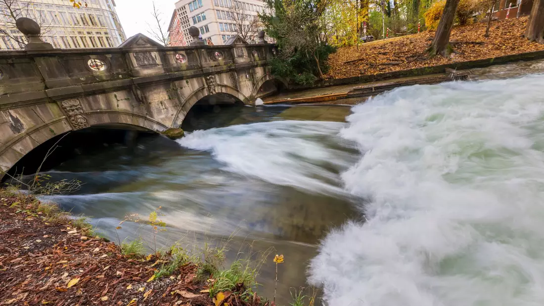 Mitarbeiter der Helmut-Schmidt-Universität aus Hamburg, Fachrichtung Wasserbau, vermessen mit speziellen Geräten den Strömungsverlauf und den Untergrund der Eisbachwelle im Englischen Garten. - Bild: Peter Kneffel/dpa