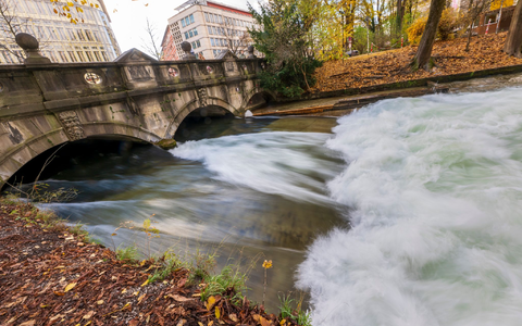 Rauschendes Wasser ohne Welle - kann Kies sie zurückbringen? (Archivbild - Foto: Peter Kneffel/dpa