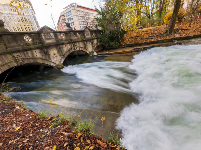 Rauschendes Wasser ohne Welle - kann Kies sie zurückbringen? (Archivbild - Foto: Peter Kneffel/dpa