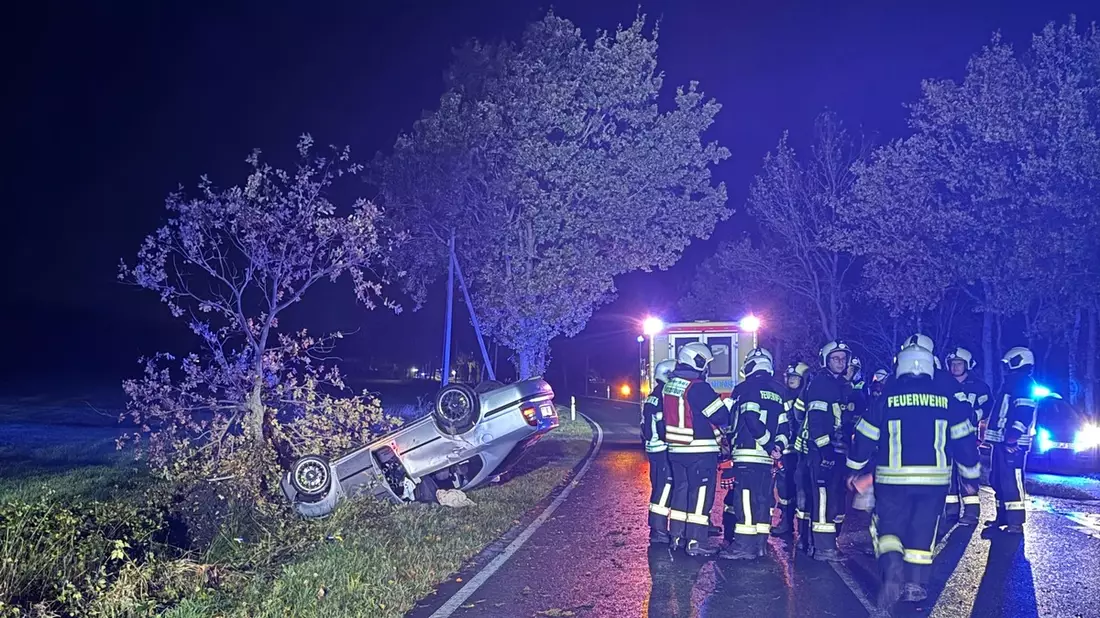 FW-AUR: Betriebsstoffe aus überschlagenem PKW ausgetreten - Bild: presseportal.de