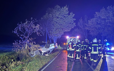 FW-AUR: Betriebsstoffe aus überschlagenem PKW ausgetreten - Foto: presseportal.de