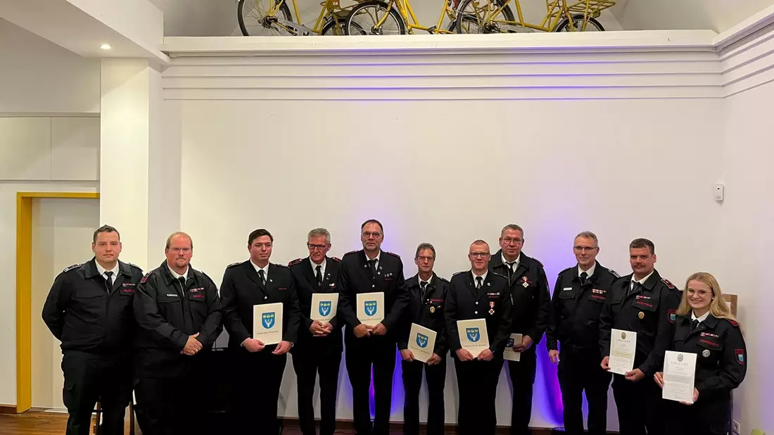 FW Rheurdt: Löscheinheit Rheurdt feiert Kameradschaftsabend: Ehrungen für besonderes Engagement und langjährigen Einsatz - Bild: presseportal.de