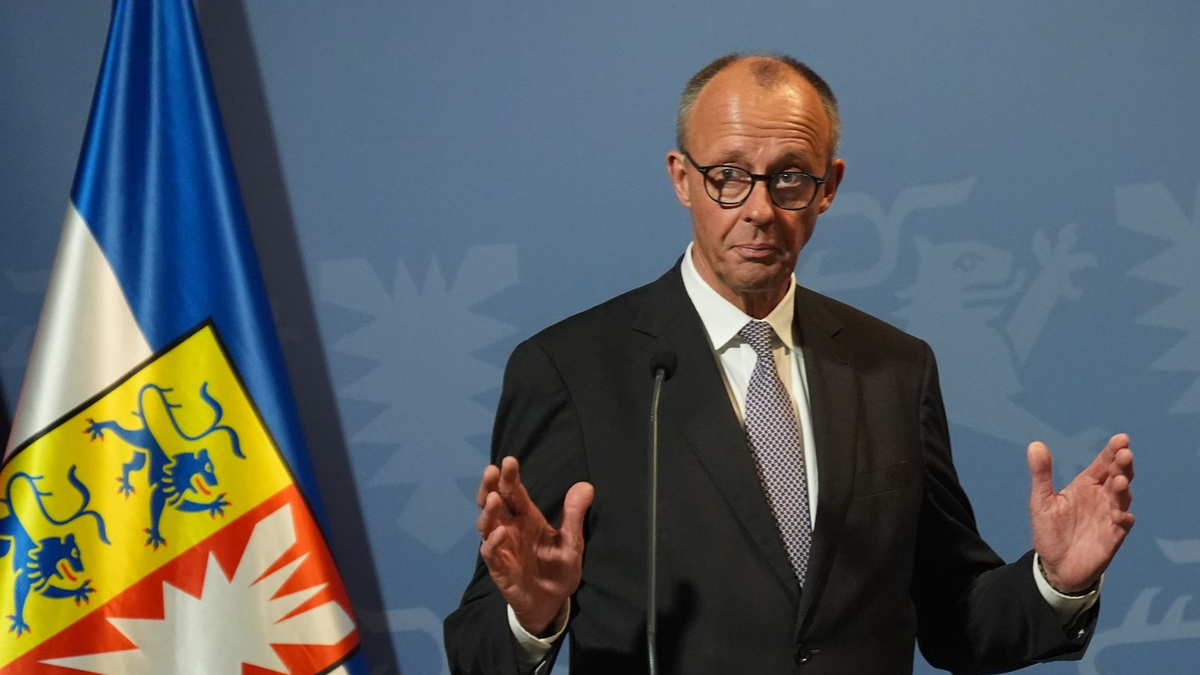 Merz äußert sich in Husum deutlich zum Thema Abschiebungen nach Syrien. - Foto: Marcus Brandt/dpa