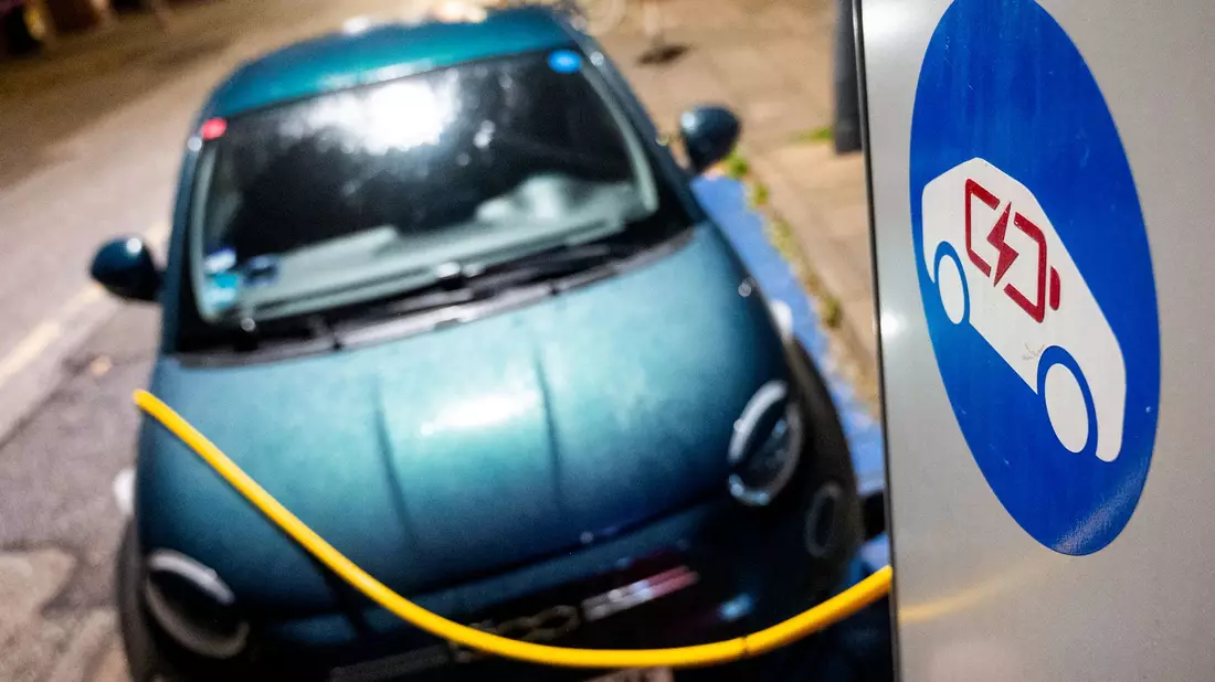 Die Verfügbarkeit von Ladepunkten für E-Auto-Besitzer variiert in den Bundesländern stark. (Archivbild) - Bild: Daniel Bockwoldt/dpa