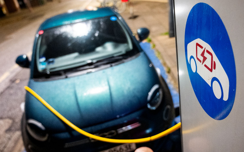 Die Verfügbarkeit von Ladepunkten für E-Auto-Besitzer variiert in den Bundesländern stark. (Archivbild) - Foto: Daniel Bockwoldt/dpa