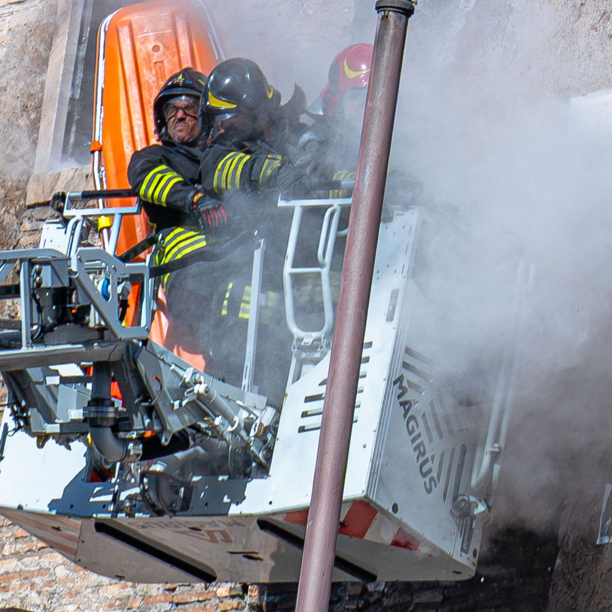 Mehrere Bauarbeiter wurden unter den Trümmern verschüttet. - Foto: Domenico Stinellis/AP/dpa