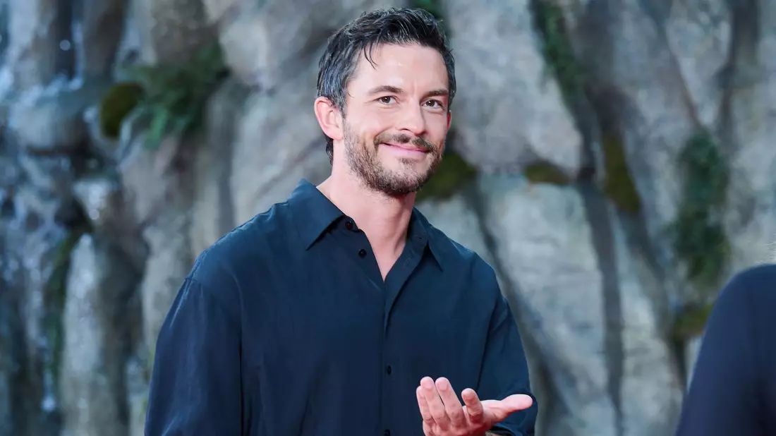 Hollywoodstar Jonathan Bailey hat über die Einschränkungen und Probleme gesprochen, die er in der Schule als schwuler Teenager hatte. (Archivbild) - Bild: Annette Riedl/dpa