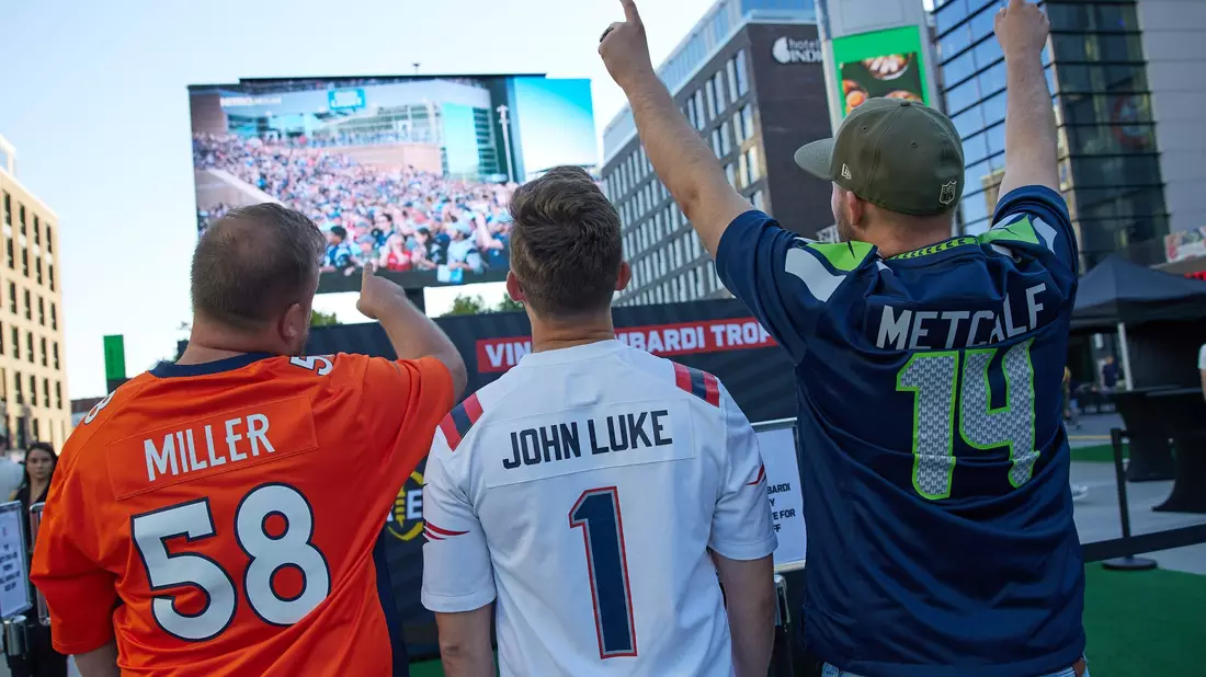 Nach Angaben der NFL gibt es rund 19 Millionen Football-Fans in Deutschland. - Bild: Jörg Carstensen/dpa
