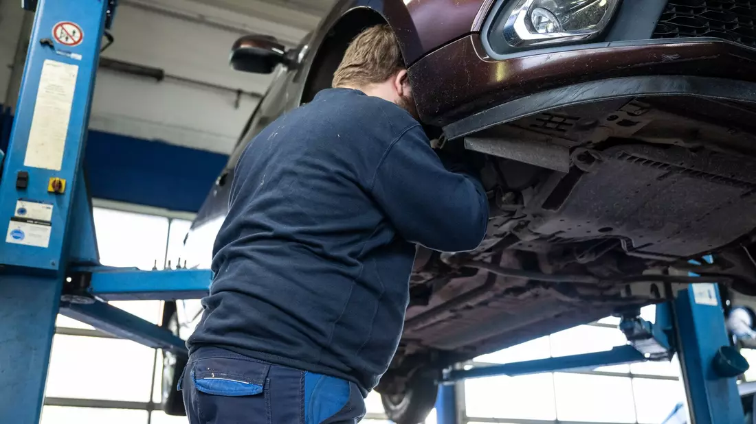 Die Preise für Autoreparaturen haben deutlich angezogen. (Archivbild) - Bild: Hannes P Albert/dpa