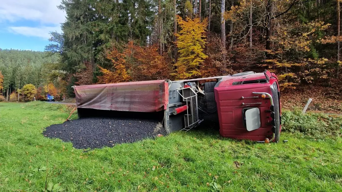 LPI-SLF: Lkw kommt von Straße ab und kippt um. - Bild: presseportal.de