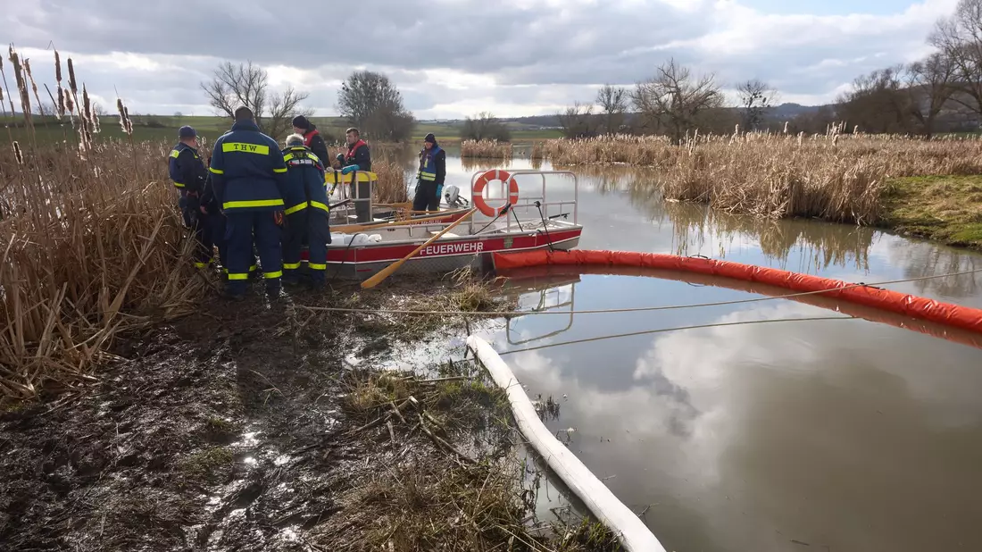 Bei Unfällen gelangen immer wieder Schadstoffe ins Wasser. (Symbolbild) - Bild: Thomas Frey/dpa