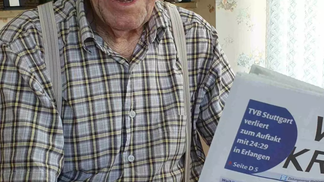 Karl Haidle sitzt an seinem 104. Geburtstag an einem Tisch und liest Zeitung. - Bild: Sebastian Striebich/ZVW/dpa