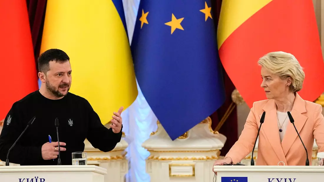 Will einen schnellen EU-Beitritt: Der ukrainische Präsident Wolodymyr Selenskyj, hier bei einer Pressekonferenz mit EU-Kommissionspräsidentin Ursula von der Leyen. (Archivbild) - Bild: Efrem Lukatsky/AP/dpa