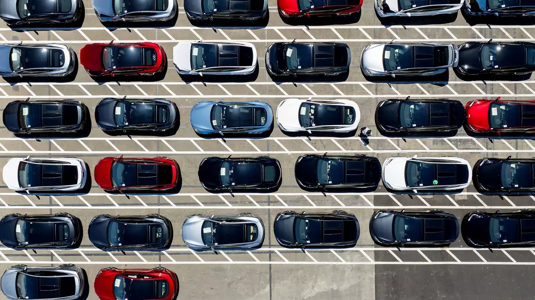 Tesla-Fahrzeuge stehen auf einem Firmengelände in Kalifornien. (Archivbild) - Bild: Noah Berger/FR34727 AP/AP/dpa