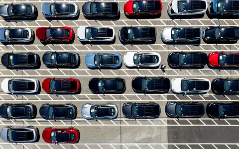 Tesla-Fahrzeuge stehen auf einem Firmengelände in Kalifornien. (Archivbild) - Foto: Noah Berger/FR34727 AP/AP/dpa